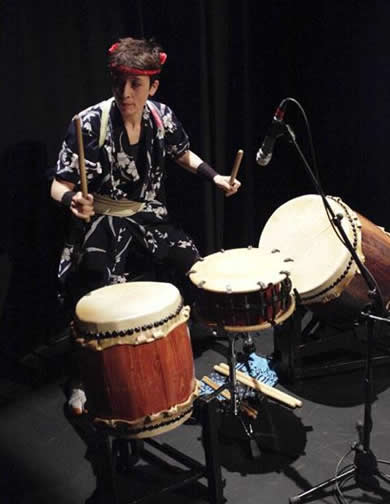 photo of Eileen performing